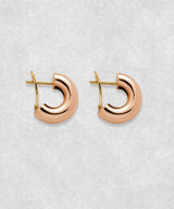 Side view of shell earrings in 18K rose gold – sculptural seashell-inspired fine jewelry earrings