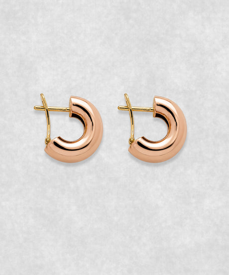 Side view of shell earrings in 18K rose gold – sculptural seashell-inspired fine jewelry earrings