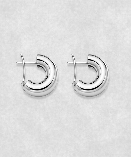 Side view of shell earrings in 18K white gold – sculptural seashell-inspired fine jewelry earrings